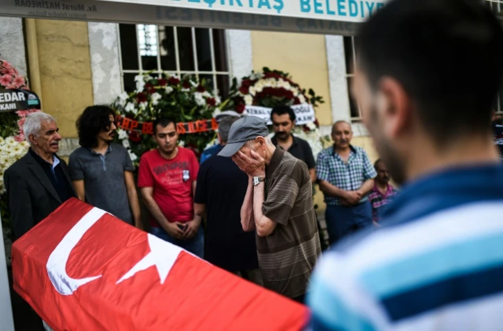 Un homme se recueille devant le cercueil d'une victime de l'attentat à l'aéroport Ataturk d'Istanbul, le 30 juin 2016 à Istanbul