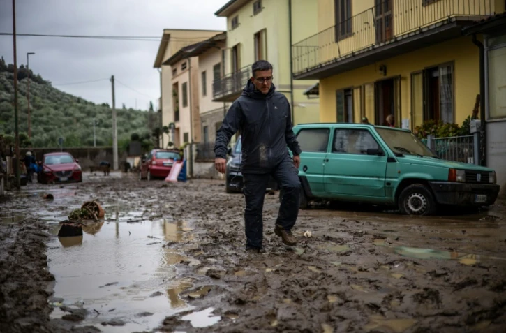 Un homme marche dans la boue à Montemurlo, en Italie, après le passage de la tempête Ciaran, le 3 novembre 2023