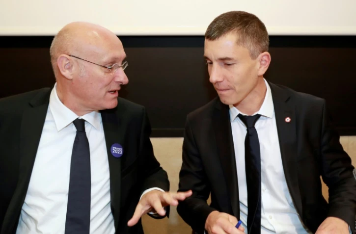 Le président de la FFR Bernard Laporte (g) et le président de la Commission des affaire culturelles à l'Assemblée nationale Bruno Studer, le 8 novembre 2017 à Paris