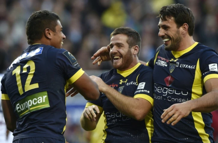 L'ouvreur clermontois Camille Lopez (c) après un essai de son équipe face à Bordeaux-Bègles en match du Championnat d'Europe au Stade Michelin, le 22 octobre 2016