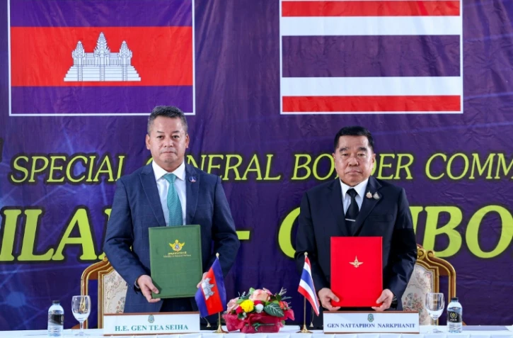 Les ministres de la Défense du Cambodge, Tea Seiha (g), et de la Thaïlande, Nattaphon Narkphanit (d), le 27 décembre 2025 dans la province de Chanthaburi, en Thaïlande