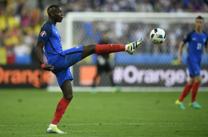 Le milieu de l'équipe de France Paul Pogba frappe le ballon face à la Roumanie lors de l'Euro au Stade de France, le 10 juin 2016 
