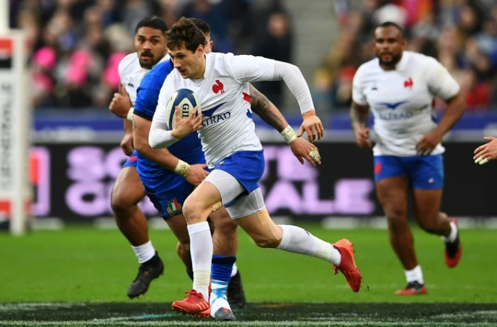 Le demi de mêlée du XV de France Baptiste Serin court à l'essai contre l'Italie dans le Tournoi des six nations, le 9 février 2020 au Stade de France à Saint-Denis  