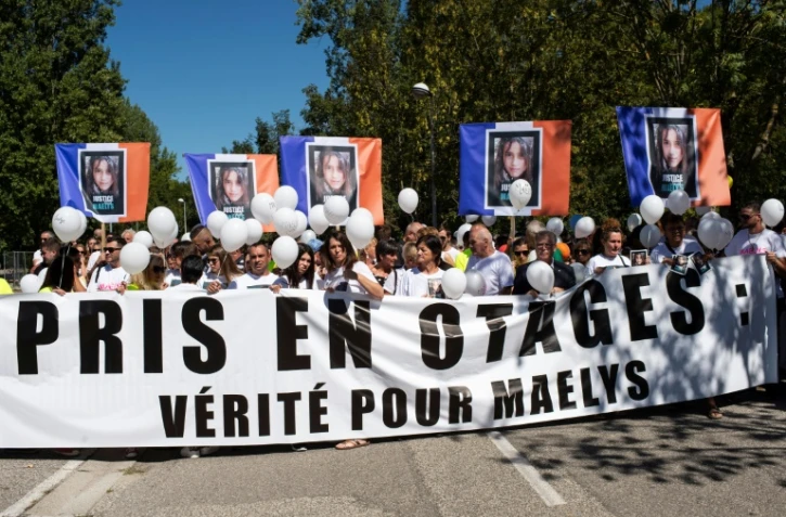 Marche blanche avec en tête du cortège, les parents de Maëlys, Jennifer Cleyet-Marrel et Joachim De Araujo, leur fille ainée Colleen et leurs proches, ballons blancs à la main et tee-shirts à l'effigie de la fillette, le 27 août 2018 à Pont-de-Beauvoisin
