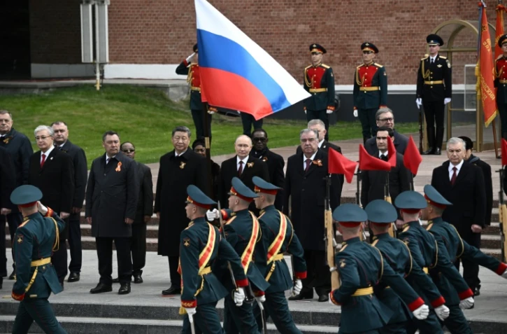 Vladimir Poutine et des responsables politiques étrangers dont Xi Jinping à Moscou le 9 mai 2025
