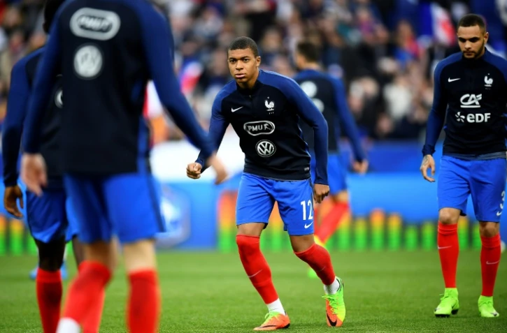 Kylian Mbappé à l'échauffement avec les Bleus avant d'affronter l'Espagne au Stade de France, le 28 mars 2017 