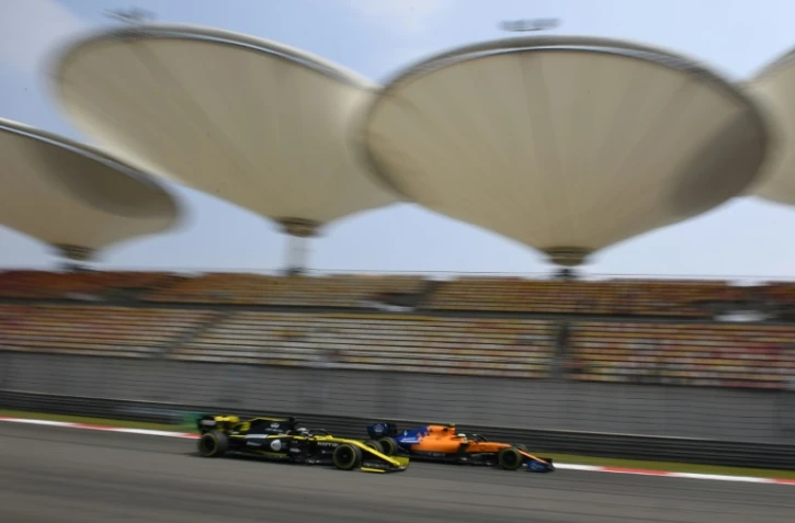 Le pilote Renault Daniel Ricciardo essaie de doubler le pilote McLaren Lando Norris lors des essais du Grand Prix de Shanghai le 12 avril 2019