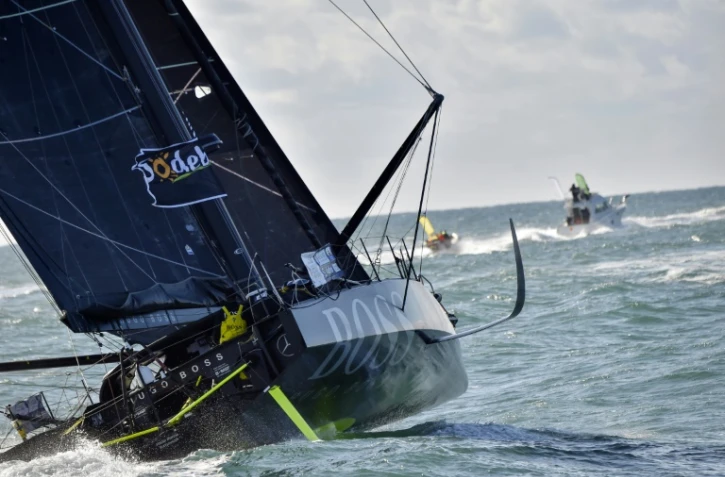 Le voilier Imoca "Hugo Boss" du Britannique Alex Thomson, au départ du Vendée Globe au large des Sables-d'Olonne, le 6 novembre 2016