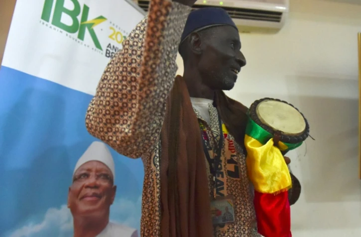Un partisan du président malien sortant Ibrahim Boubacar Keita se réjouit à l'annonce des résultats du premier tour de la présidentielle, le 2 août 2018 à Bamako