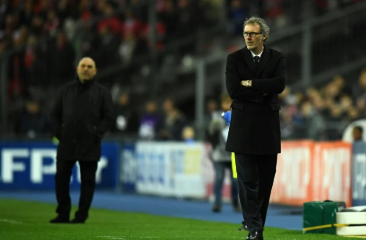 L'entraîneur du PSG Laurent Blanc (d) suit le match face à Lille en finale de la Coupe de la Ligue, le 23 avril 2016 au Stade de France