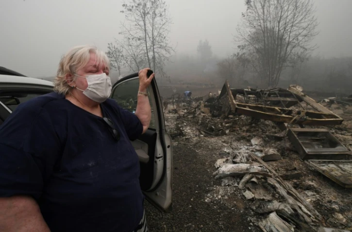 Margi Wyatt devant la carcasse calcinée de son mobile-home à Estacada (Oregon) le 12 septembre 2020
