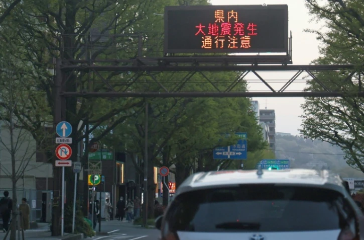 "Un message d'alerte sur un écran de la chaîne NHK, signalant un risque de tsunami après un séisme qui a frappé le nord du Japon, le 20 avril 2026 à Tokyo"