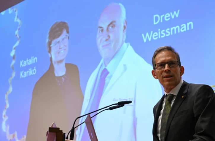 Thomas Perlmann, membre du Comité Nobel, s'adresse aux médias devant une photo des lauréats de cette année, Katalin Kariko et Drew Weissman, lors de l'annonce des lauréats du prix Nobel 2023 de médecine à Stockholm, le 2 octobre 2023