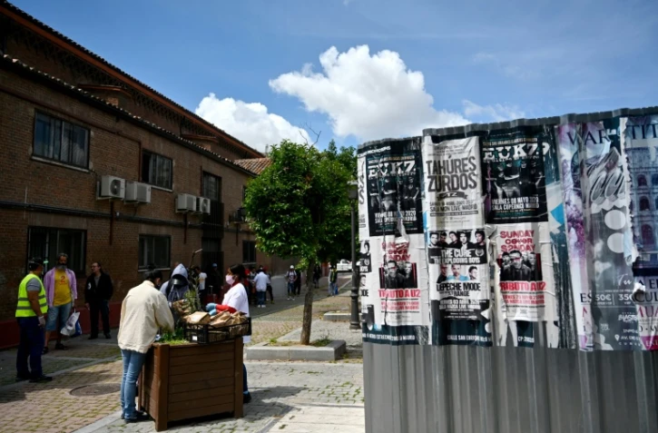Distribution d'une aide alimentaire à Puente de Vallecas, un des quartiers les plus défavorisés de Madrid, le 20 avril 2020