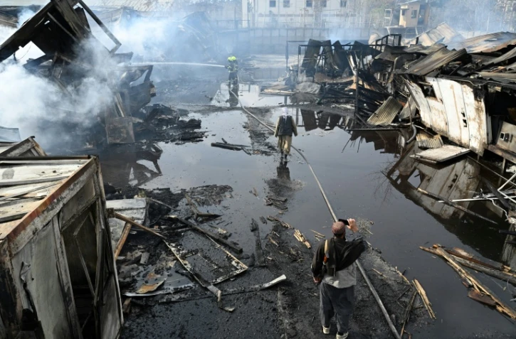 Des pompiers sur le site d'un hôpital pour toxicomanes touché par des frappes aériennes pakistanaises à Kaboul, le 17 mars 2026 en Afghanistan