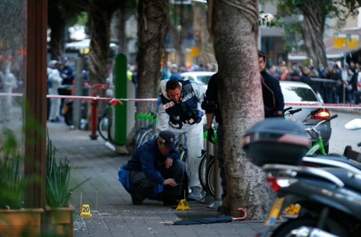 Des experts de la police sur les lieux d'une fusillade qui a fait deux victimes dans le centre de Tel Aviv, le 1er janvier 2016