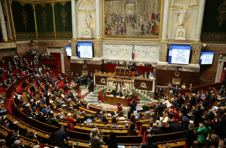 Les députés applaudissent après le vote sur la loi intégrale à l'Assemblée nationale le 13 octobre 2026, à Paris