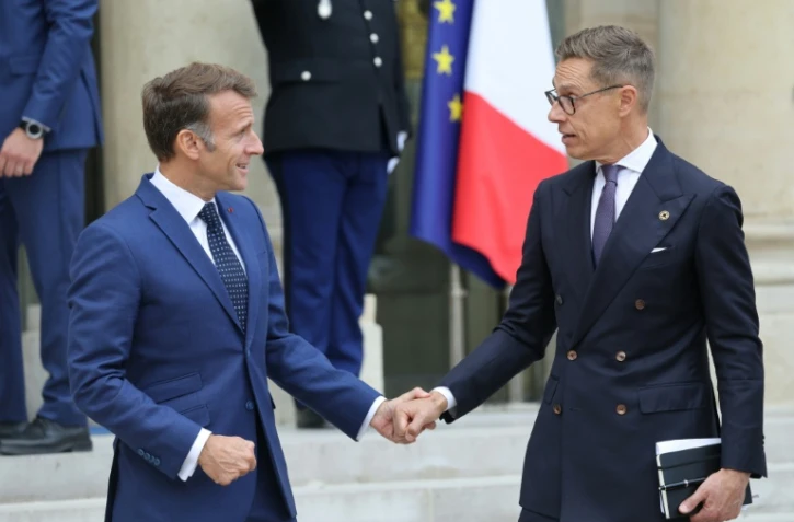 Le président français Emmanuel Macron, à gauche, avec à sa droite le président finlandais Alexander Stubb, le 10 septembre 2026, à Paris