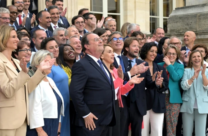 Des nouveaux députés socialistes dont Francois Hollande (c) posent devant l'assemblée nationale le 9 juillet 2024