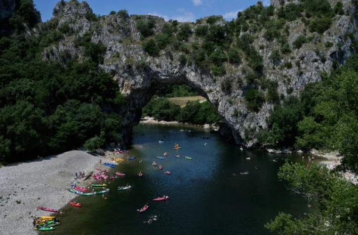 Des vacanciers en canoës et kayaks sur la rivière Ardèche près de Vallon-Pont-d'Arc, le 15 juillet 2025 en Ardèche