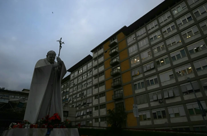 Une statue du pape Jean-Paul II devant l'hôpital Gemelli où le pape François est hospitalisé pour une bronchite , le 15 février 2025 à Rome  