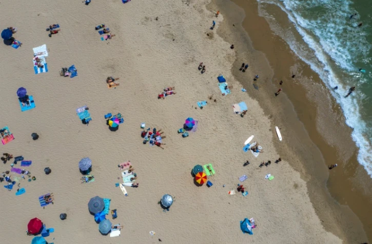 Photo aérienne d'une plage en Californie, Hermosa Beach, où les baigneurs appliquent des consignes de distances de sécurité, le 12 juillet 2020