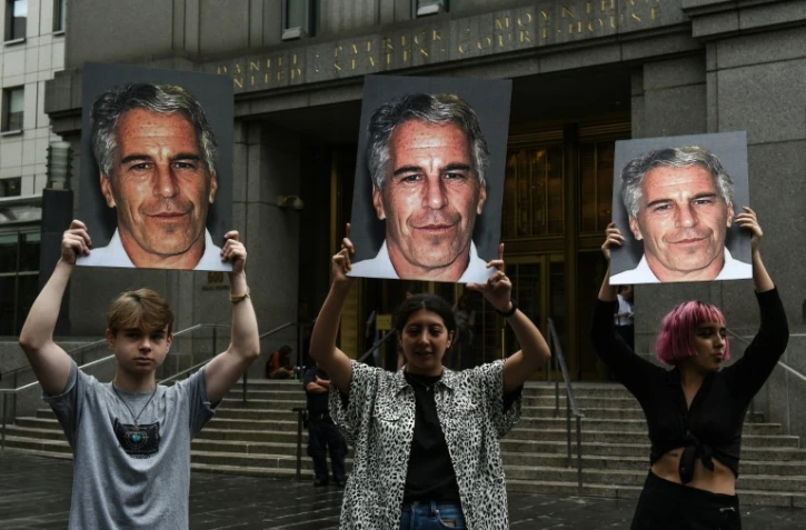 portraits de Jeffrey Epstein brandis le 8 juillet 2019 par des membres du mouvement Hot Mess à New York