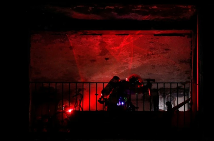 Les sapeurs pompiers luttent contre le feu d'un grand immeuble jouxtant l'hôpital Henri-Mondor de Créteil (Val-de-Marne), le 22 août 2019