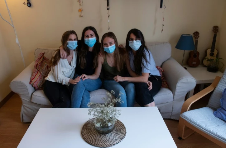 (g-d): Lourdes Ramos, Cristina Rios, Maria Luisa Prados et Ana Rubio, quatre jeunes médecins, dans leur appartement de Madrid, le 28 avril 2020