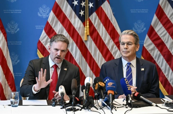 Le secrétaire américain au Trésor, Scott Bessent (d), et le représentant américain au Commerce, Jamieson Greer, lors d'une conférence de presse à Genève, le 12 mai 2025, après une réunion à huis clos de deux jours entre les hauts responsables américains et chinois pour fin à une guerre tarifaire