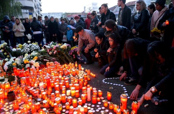 Des personnes disposent des bougies en hommage aux victimes de l'incendie dans la discothèque à Bucarest,  le 31 octobre 2015
