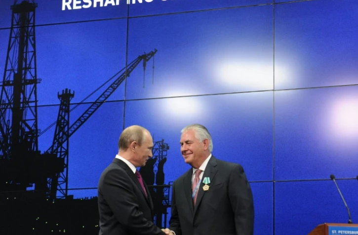 Le président russe Vladimir Poutine (g) et le PDG d'ExxonMobil Rex Tillerson à Saint-Pétersbourg, en Russie, le 21 juin 2013