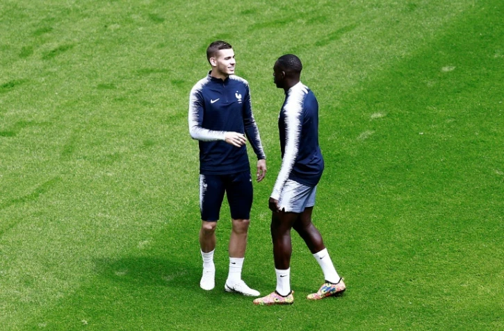 Les défenseurs Lucas Hernandez (g) et Benjamin Mendy lors d'un entraînement à Kazan, le 15 juin 2018