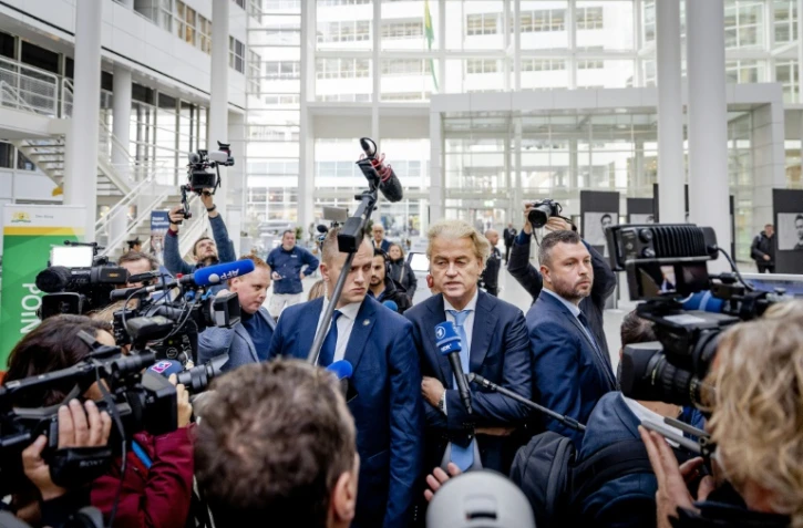 Geert Wilders (c), candidat du Parti de la libertĂ© (PVV, extrĂȘme droite), parle aux mĂ©dias dans un bureau de vote Ă La Haye, le 22 novembre 2023