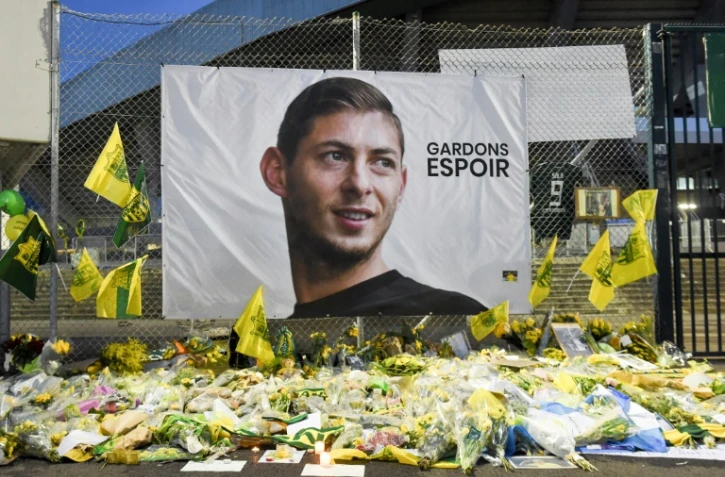 Des fleurs, des messages et des bougies ont été déposés devant un portrait géant du footballeur argentin Emiliano Sala à l'extérieur du stade de La Beaujoire avant le match de Championnat entre Nantes et Saint-Etienne, le 30 janvier 2019