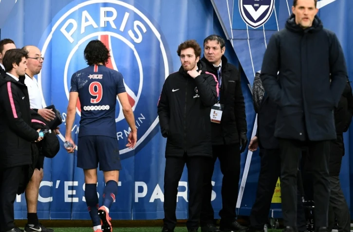 Le joueur du Paris SG Edinson Cavani blessé quitte le terrain lors de la réception de Bordeaux le 9 février 2019 