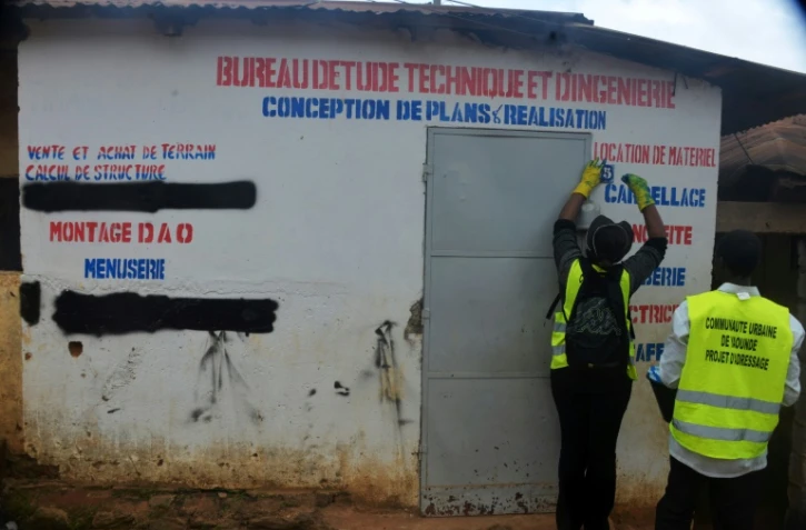 Un employé municipal attribue des numéros aux maisons à Yaoundé, le 9 août 2016