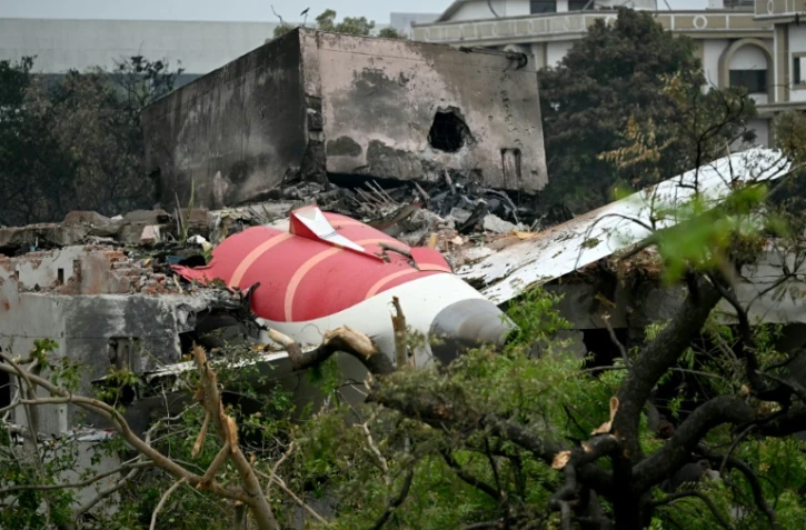 Les débris de l'avion d'Air India qui s'est écrasé sur qartier résidential d'Ahmedabad, en Inden le 13 juin 2025