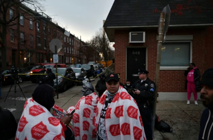 Des proches sont réunis près de l'incendie qui a fait 13 morts, dont 7 enfants, le 5 janvier 2021, dans un quartier central de Philadelphie