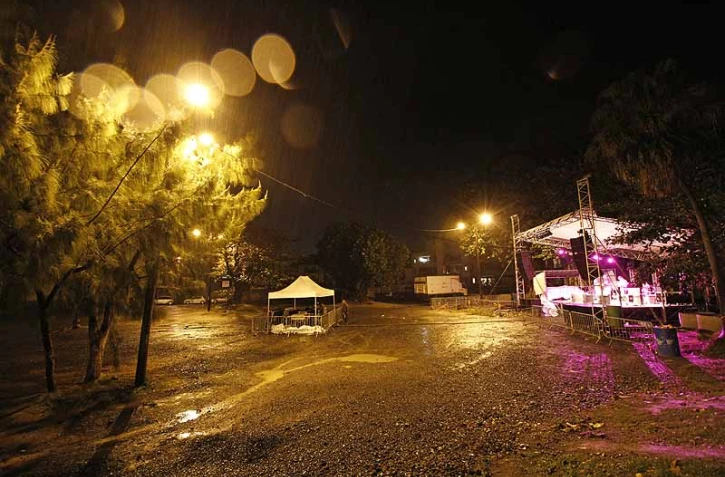Dimanche 8 Août 2010

 Sakifo - La pluie gâche la fin du festival