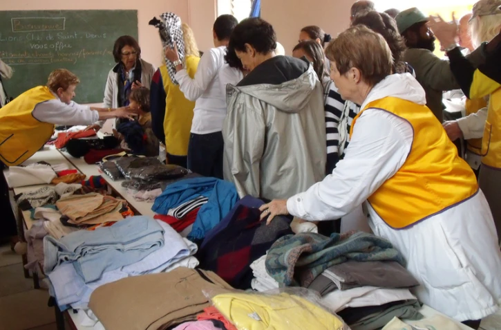 Dimanche 8 août 2010: Le Lions Club distribue vêtements chauds et couvertures aux Salaziens (photo: D.R)