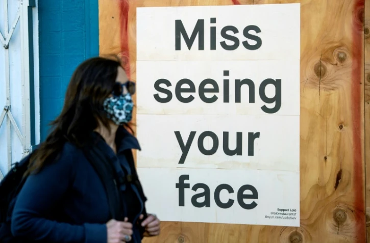 Une femme passe devant un restaurant à San Francisco le 1er avril 2020
