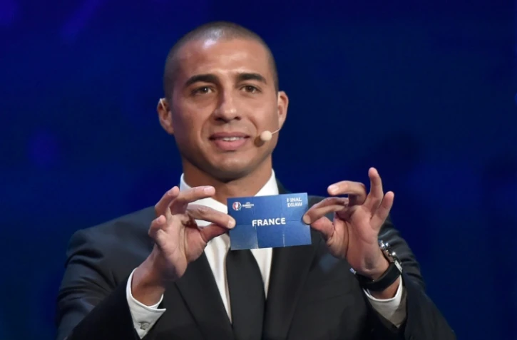 L'ex-attaquant français David Trezeguet sort la France des boules du du tirage au sort de l'Euro à Paris, le 12 décembre 2015