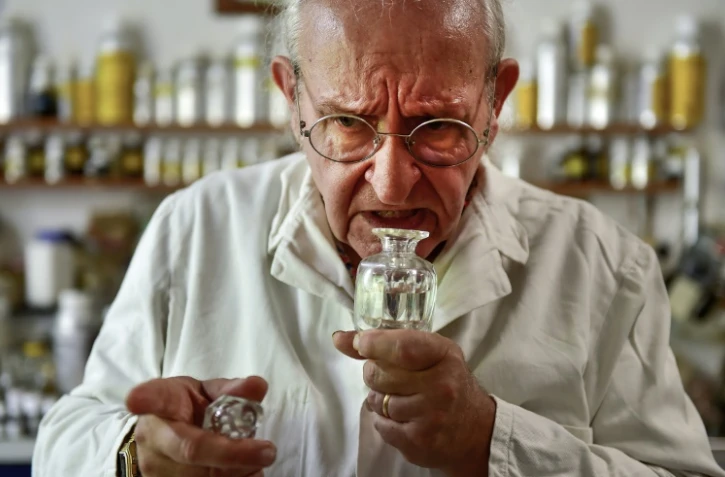 Le généticien et "sculpteur d'arômes" Michael Moisseeff teste une de ses préparations concoctée dans son laboratoire chez lui à Montegut-Lauragais (près de Toulouse), le 29 juillet 2020