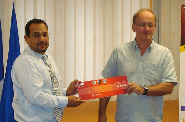 Mardi 10 août 2010 - Laurent Le Sage, Président de la Commission Régionale Paritaire de la Formation de l'Industrie Hôtelière (CRPF-IH) remettant le chèque à Riaz Mall, Président de la Commission