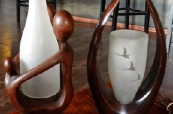 Objets en verre recyclé crées par l'artisan Jean Yves Refesse (Photo D.R)