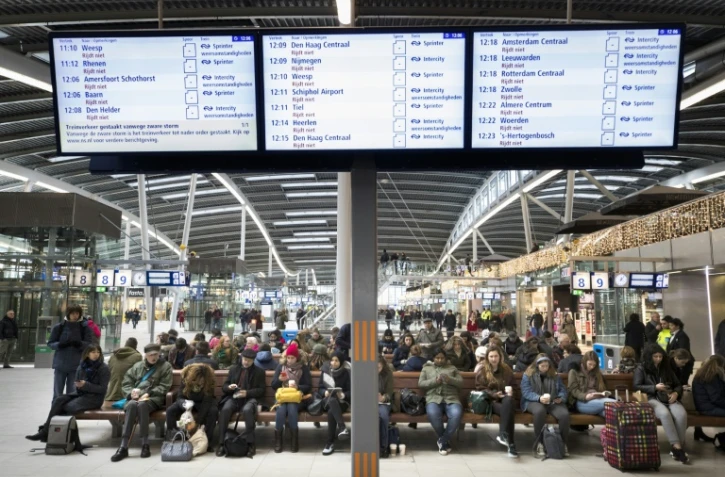 Des écrans de la gare centrale d'Utrecht, aux Pays-Bas, indiquent que le trafic des trains est perturbé en raison de vents violents, le 18 janvier 2018