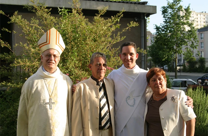 Laurent Julienne en compagnie de ses parents et de Monseigneur Gilbert Aubry (Photo Sonia Delecourt - Magazine Église de La Réunion)