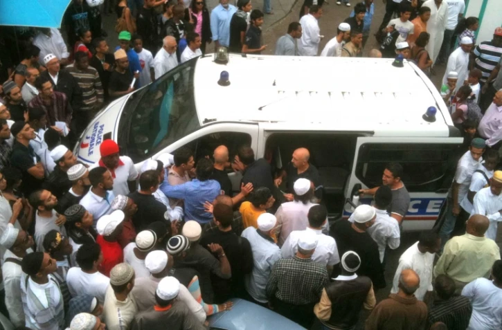 Vendredi 13 Août 2010

Arrestation et lacrymogène devant la mosquée