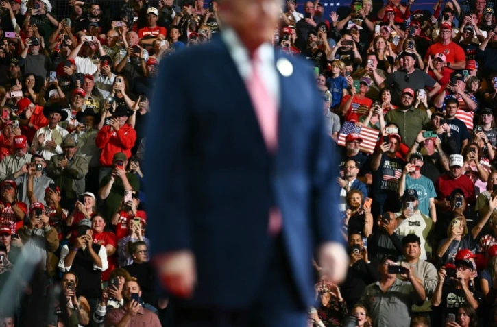 Le président américain Donald Trump lors d'un meeting à Park City, dans le Kansas (centre), le 19 octobre 2026